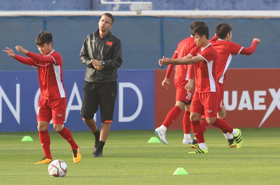 球员们在体育场练球。图自越通社