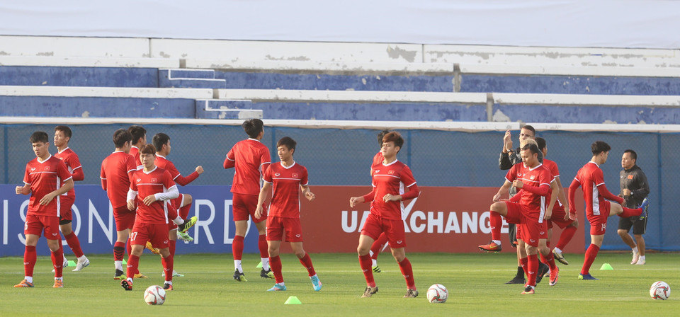 球员们在体育场练球。图自越通社