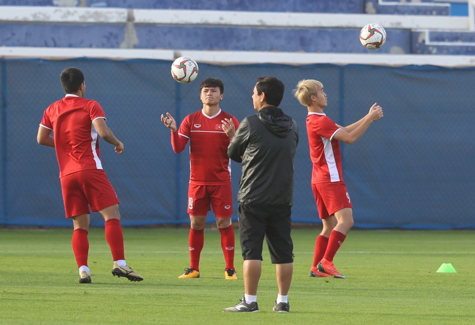 球员们在体育场练球。图自越通社