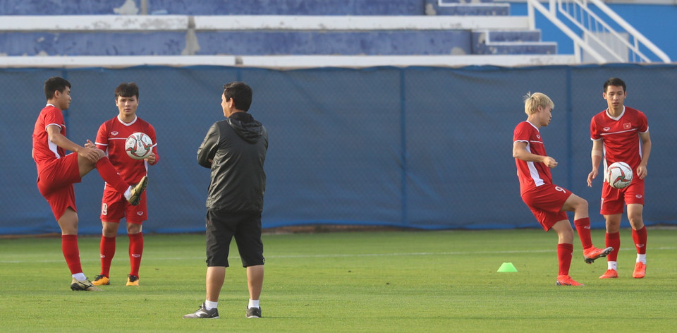 球员们在体育场练球。图自越通社