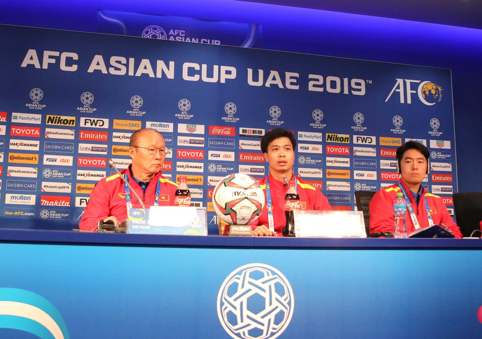 韩国籍教练朴恒绪和越南队球员阮功凤在越南队对阵日本队前新闻发布会上回答记者的采访。图自越通社