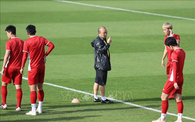 主教练朴恒绪指导球员们训练。越通社记者 黄玲 摄