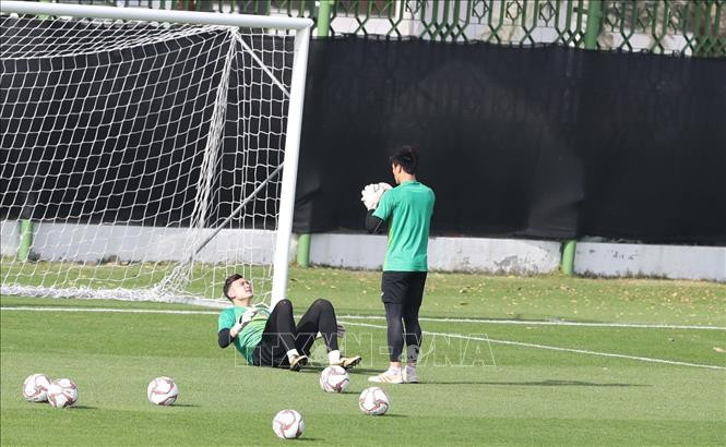 球员们在体育场练球。越通社记者 黄玲 摄