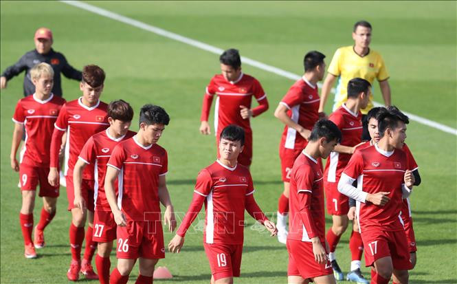 球员们在体育场练球。越通社记者 黄玲 摄