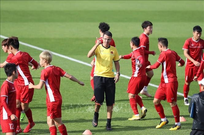 球员们在体育场练球。越通社记者 黄玲 摄