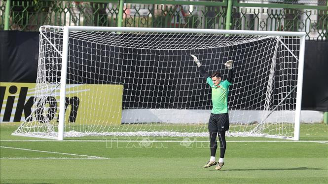 越南守门员邓文林在体育场练球。越通社记者 黄玲 摄