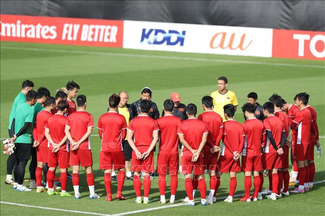 主教练朴恒绪指导球员们训练。越通社记者 黄玲 摄