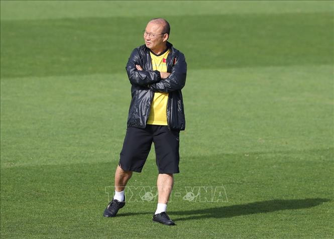 主教练朴恒绪指导球员们训练。越通社记者 黄玲 摄
