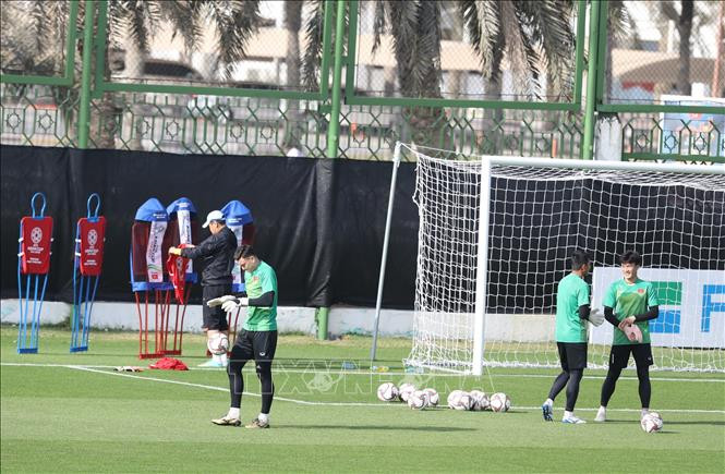 球员们在体育场练球。越通社记者 黄玲 摄