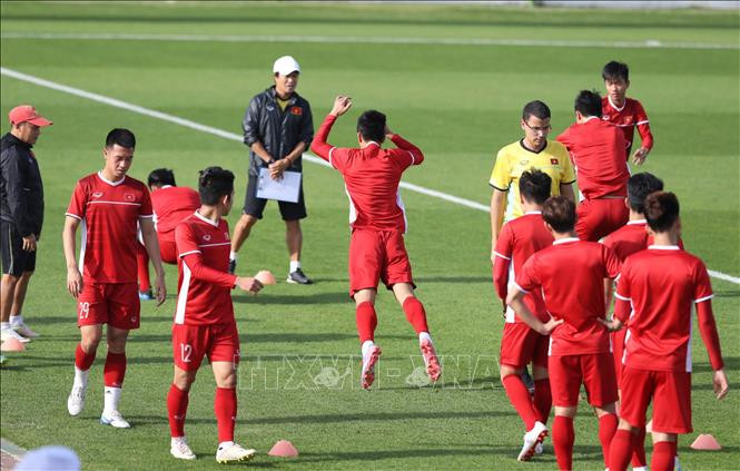 球员们在体育场练球。越通社记者 黄玲 摄