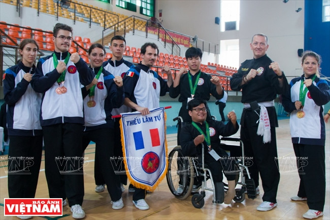 小龙堂门生在参加第五届胡志明市国际传统武术节时合影留念。图自《越南画报》