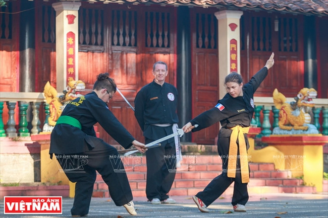 Stephane Lesoilhy教小龙堂门生练武。图自《越南画报》