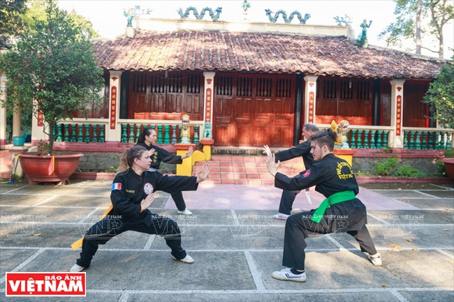 小龙堂门生练武。图自《越南画报》