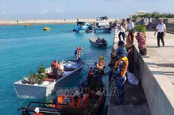 向长沙群岛西礁干部和战士送去年货。图自越通社图自越通社