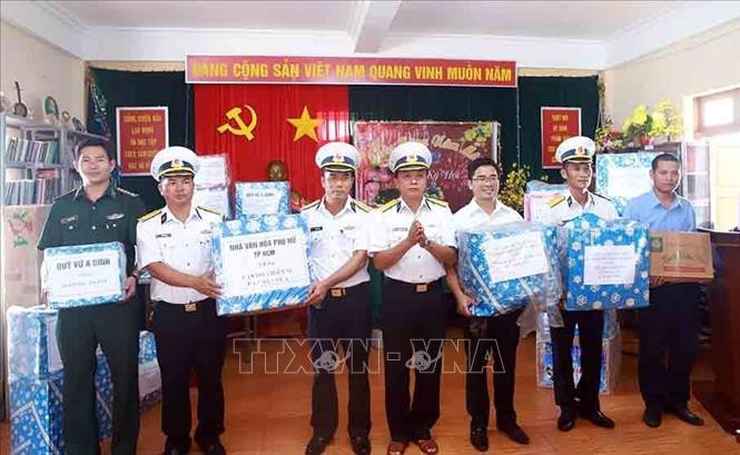 越南海军第三代表团向长沙群岛西礁干部和战士赠送慰问品。图自越通社