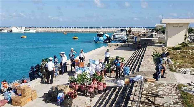 向长沙群岛西礁干部和战士送去年货。图自越通社图自越通社