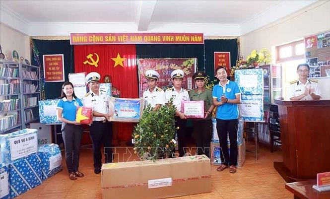 致力于家乡海洋岛屿俱乐部向干部和战士赠送慰问品。图自越通社