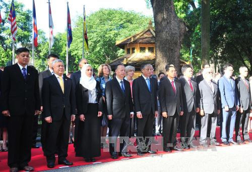 越南外交部副部长裴青山、越南劳动荣军与社会部副部长尹茂叶、河内市人民委员会副主席阮文丑、越南工贸部代表、外交部有关部门领导代表以及东盟各国和东盟各国驻越大使、临时代办和代表一同出席。(图片来源：越通社）