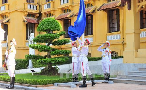 2017年东盟旗​升旗仪式在河内举行。（图片来源：越通社）