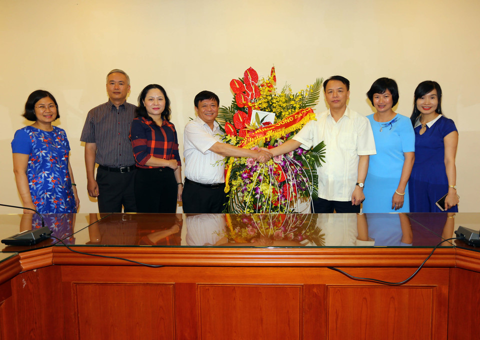 前来祝贺的越共中央办公厅代表团。(图片来源:越通社)
