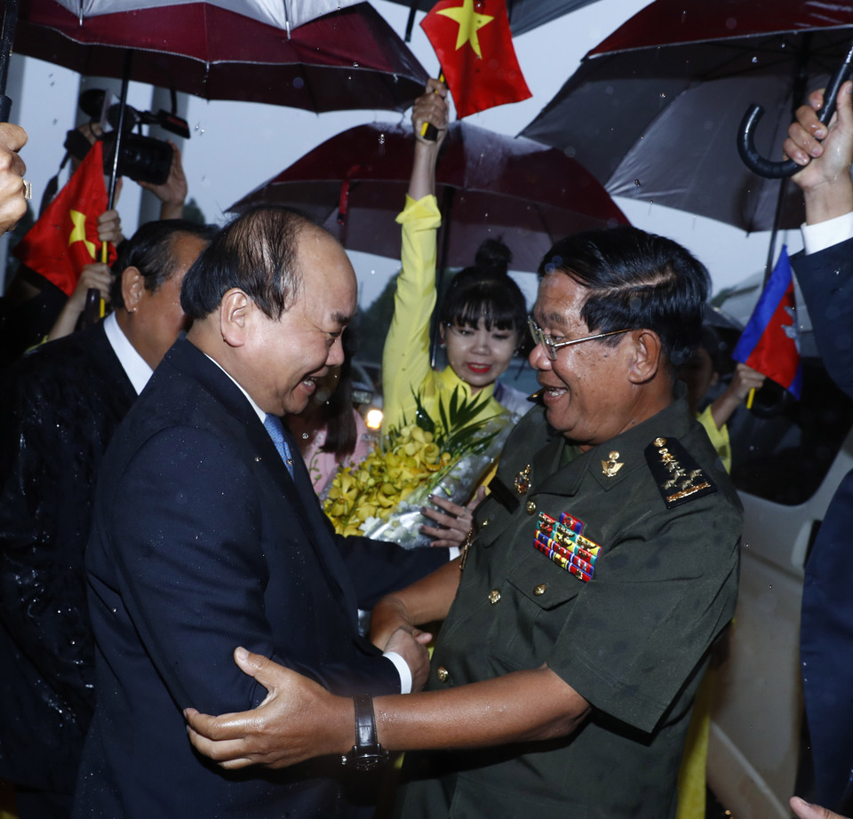 越南政府总理阮春福举行仪式欢迎柬埔寨首相洪森一行。（图片来源：越通社）