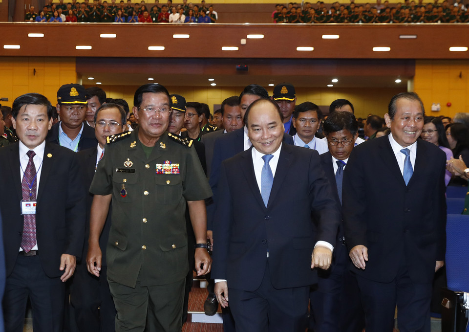 越南政府总理阮春福举行仪式欢迎柬埔寨首相洪森一行。（图片来源：越通社）