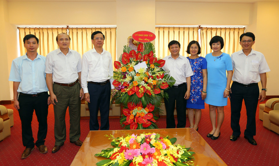 前来祝贺的民族委员会代表团。(图片来源:越通社)