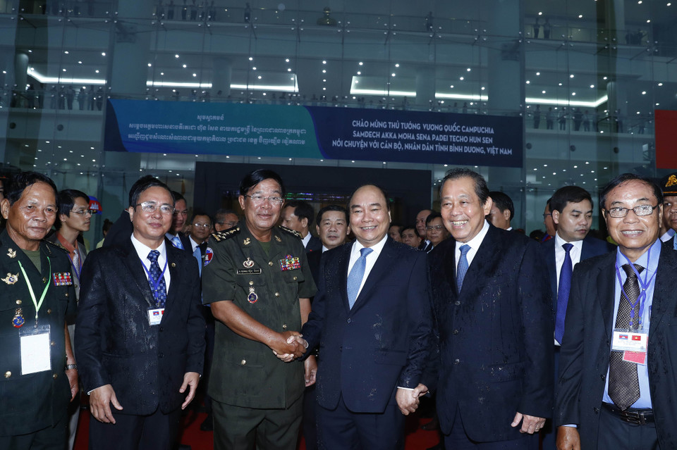 越南政府总理阮春福举行仪式欢迎柬埔寨首相洪森一行。（图片来源：越通社）