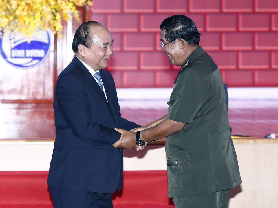 越南政府总理阮春福与柬埔寨首相洪森。（图片来源：越通社）
