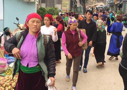 民众赶集挑选需要的东西。（图片来源：人民军队报）