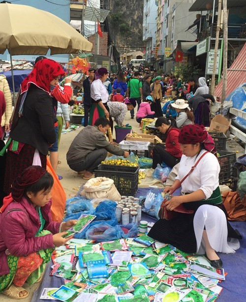 集市上普通的货品。（图片来源：人民军队报）