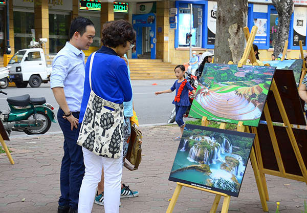 国内外游客在本次图片展中欣赏令人痴迷的越南美景。（图片来源：越共电子报）