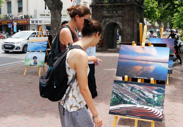 国内外游客在本次图片展中欣赏令人痴迷的越南美景。（图片来源：越共电子报）