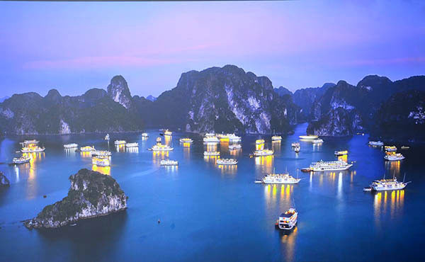 黎越庆的作品《黄昏时分的下龙湾》。（图片来源：越共电子报）