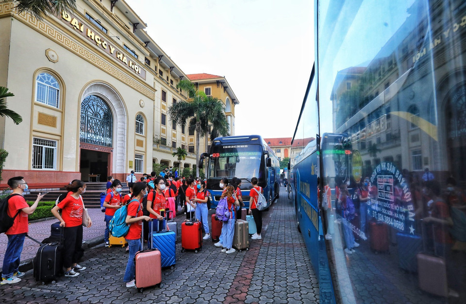 大学生从早上集合，为长期执行任务做好准备。越通社记者 成达 摄