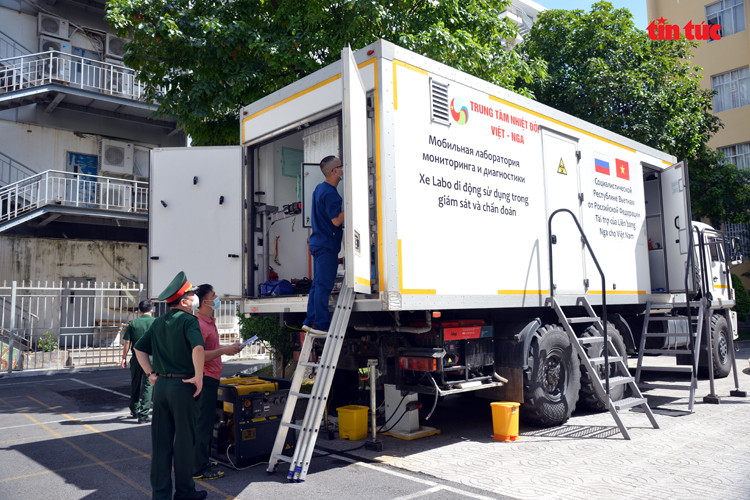 移动检测车停在越-俄热带中心南部分中心。图自越通社