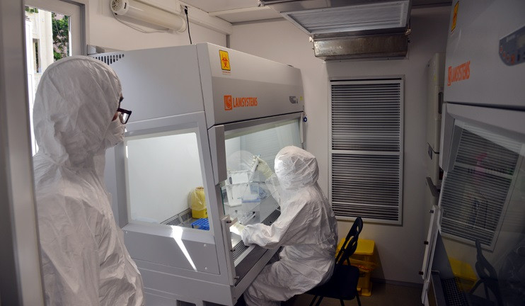 越俄热带中心的工作人员在移动检测车上进行样本检测。图自越通社