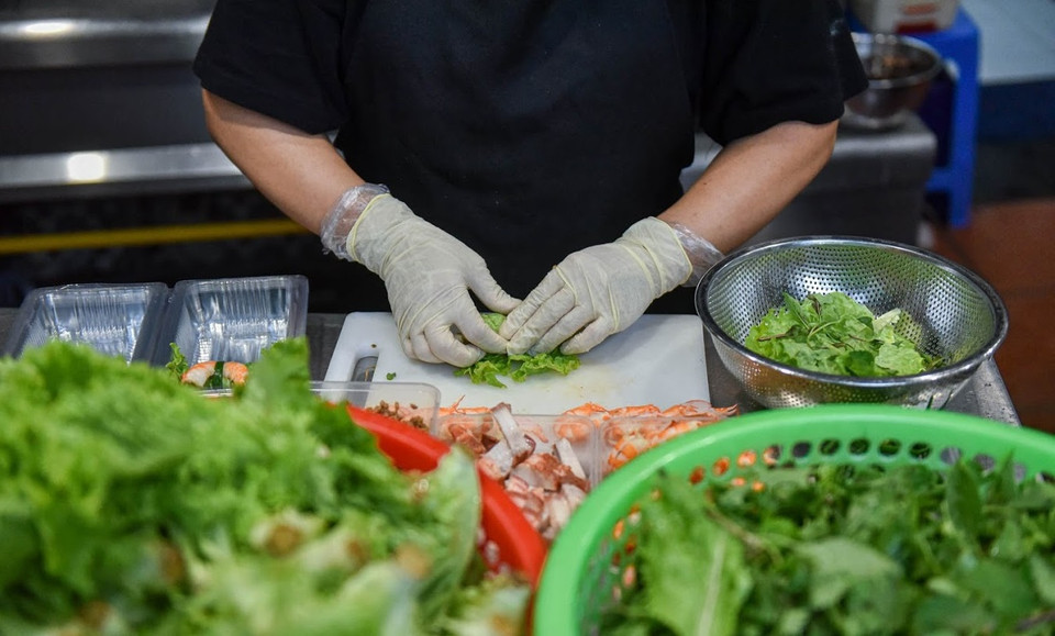 生菜糯米酒酿虾肉卷所使用的材料和制作方法跟卷粉较为相似。图自 越通社/越南画报