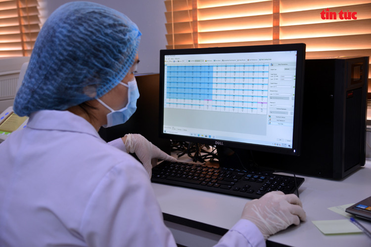 服务新冠肺炎疫情防控的核酸检测室。图自越通社