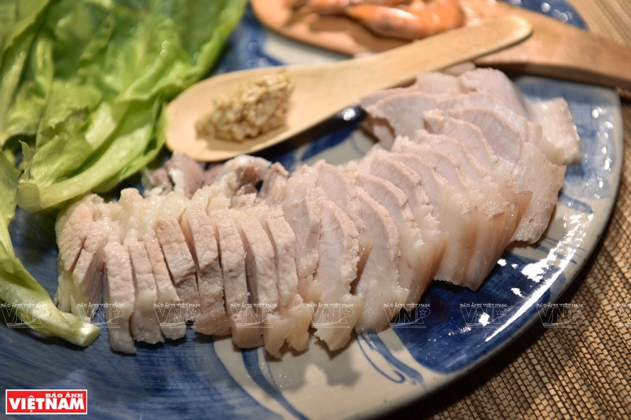 制作生菜糯米酒酿虾肉卷时还使用五花肉。图自 越通社/越南画报