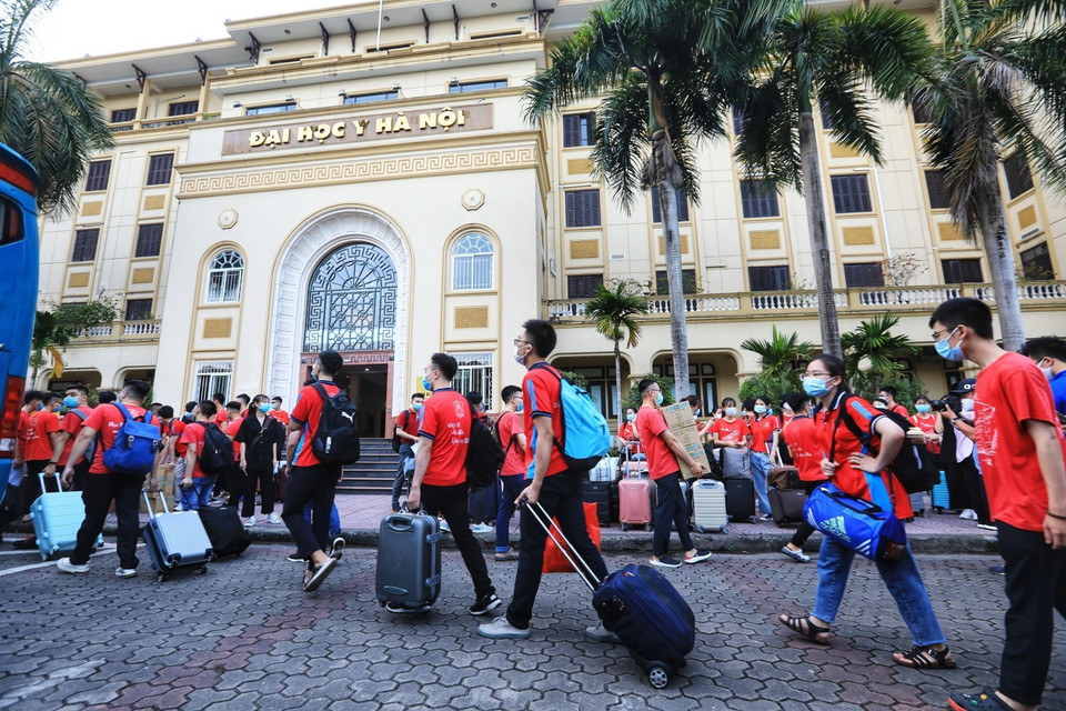 从早上6点，350名大学生和教师在河内医科大学集合。越通社记者 成达 摄