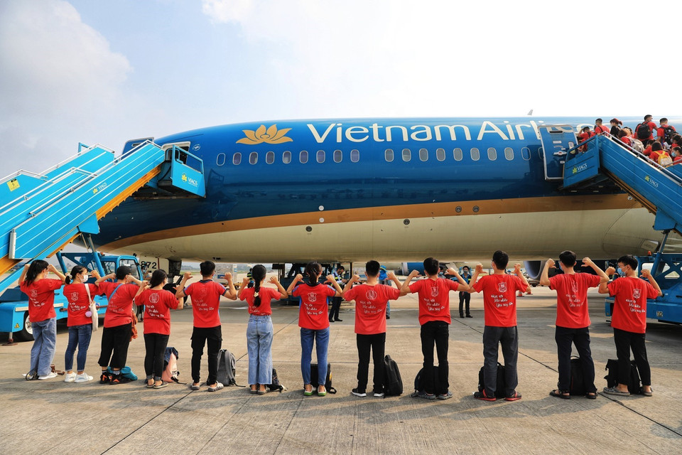 河内医科大学师生在内排机场的难忘画面。越通社记者 成达 摄