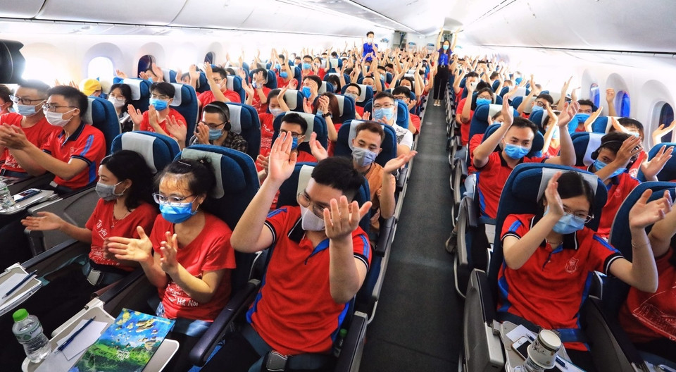 河内医科大学大学生在前往平阳的路上一起唱题为《前进吧越南》的一首歌。越通社记者 成达 摄