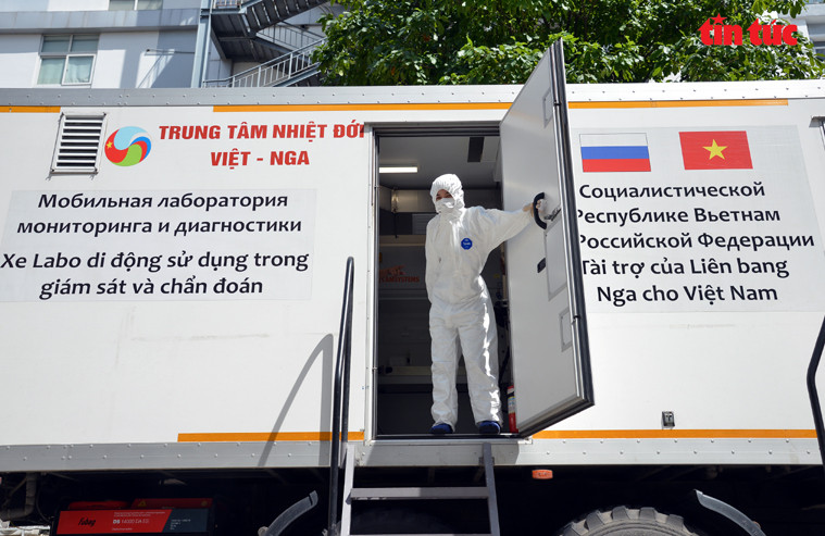 移动检测车参与胡志明市疫情防控工作。图自越通社