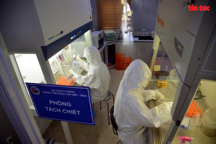 该野战检测室每天最多可进行800个样本检测。图自越通社