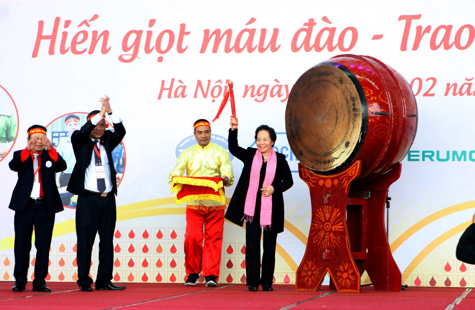 越南国家副主席阮氏缘出席，并擂鼓开幕。（图片来源：越通社）