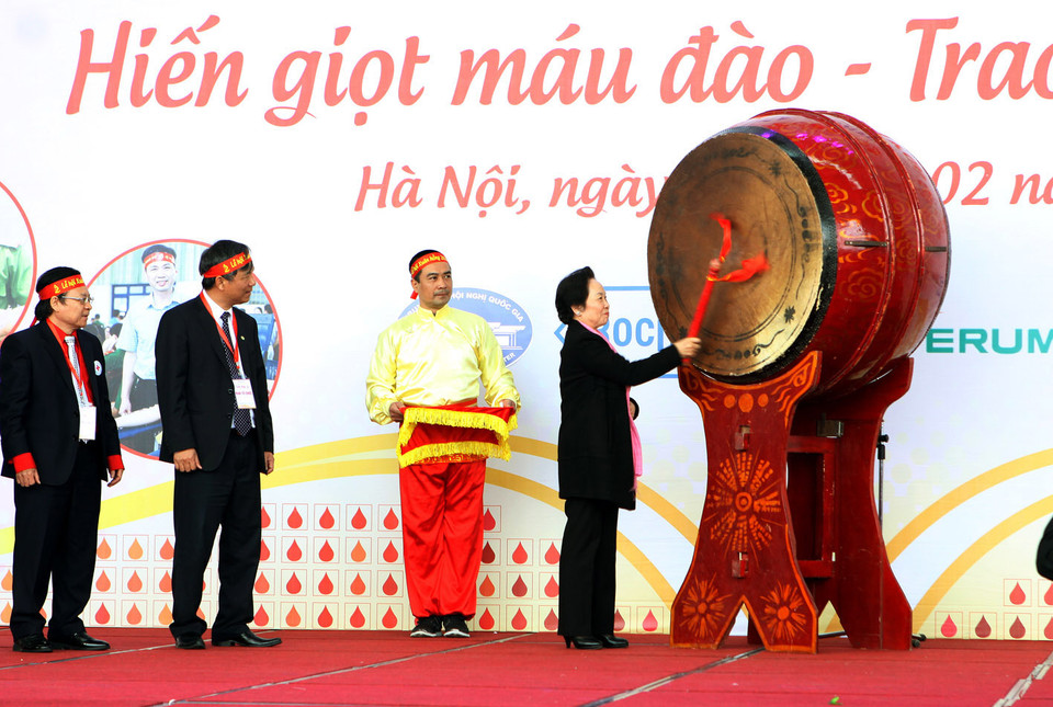 越南国家副主席阮氏缘出席，并擂鼓开幕。（图片来源：越通社）