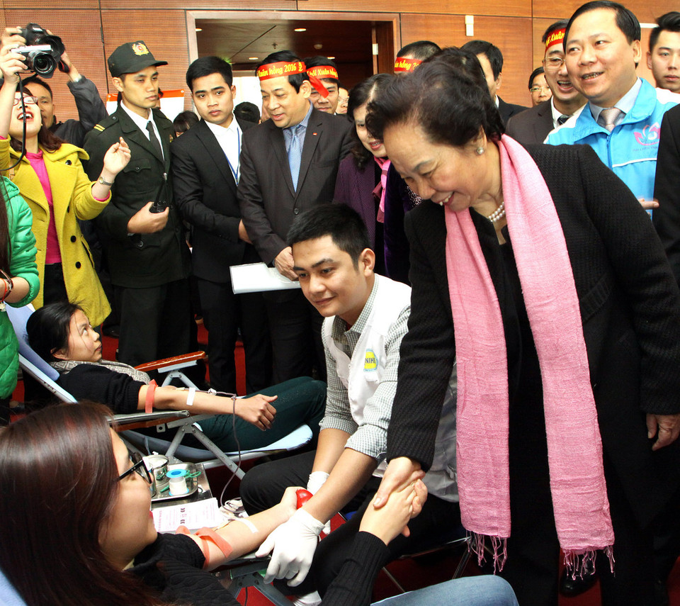 越南国家副主席阮氏缘鼓励献血志愿者。（图片来源：越通社）