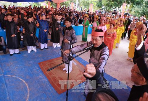 据相关资料和民间流传，明誓庙会于16世纪莫朝出现，旨在培育爱国传统、道德、健康生活并突出强调当官者要清正廉洁与公心等。（图片来源：越通社）