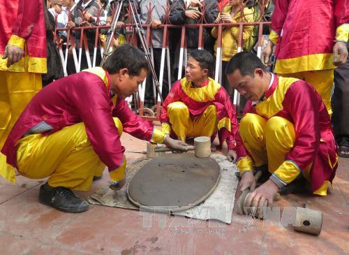陈祠庙会期间举行的民间游戏。（图片来源：越通社）